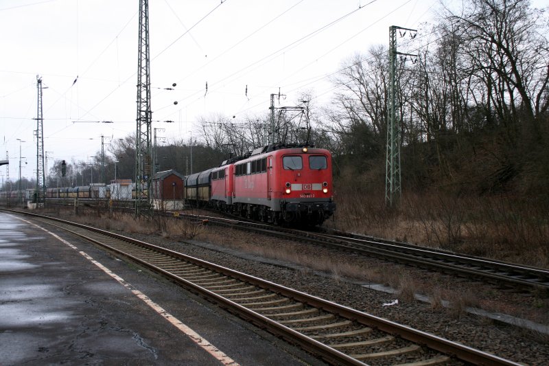 Zwei 140er, vorne die 140 801-2 und hinter ihr die 140 821-0 am 28.12.2007 in Eichenberg.