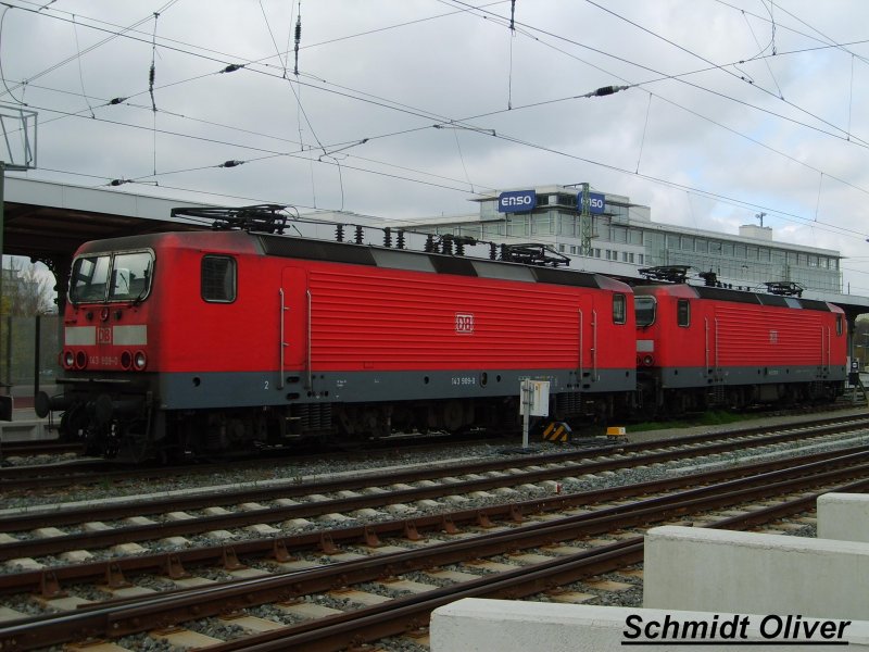 Zwei 143er auf einem Abstellgleis am Dresdner Hbf am 07.04.2007