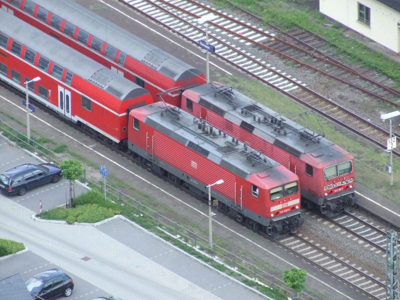 Zwei 143er mit Regionalzgen treffen sich in Oberwesel (Rhein). Das Bild ist von der sehr hoch gelegenen Burg mir 10fach zoom gemacht... Ich finde es interessant, da man sehr schn sieht wie perfekt nebeneinander die zwei Zge gehalten haben! (Oberwesel, 17.06.2007)