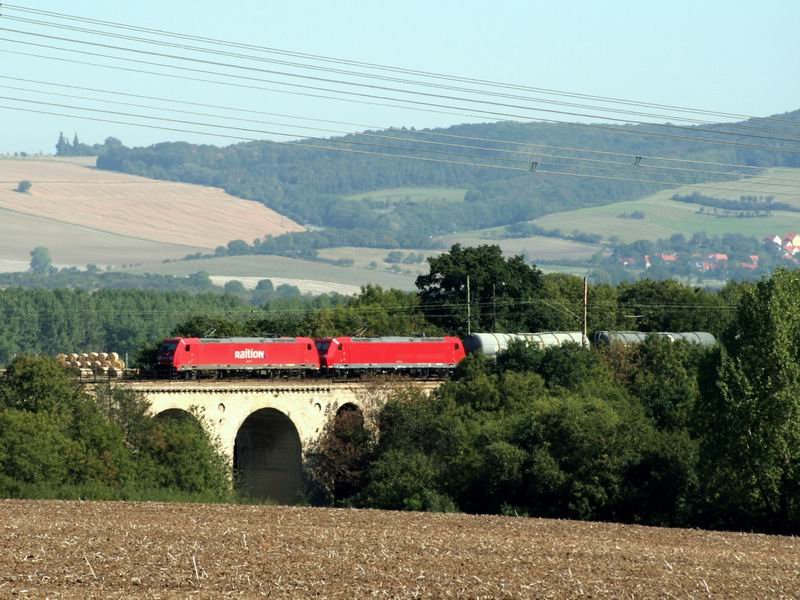 Zwei 145er mit einem Kesselwagenzug auf dem kleinen Viadukt von Erfurt Vieselbach am Sonntag, 24.09.06