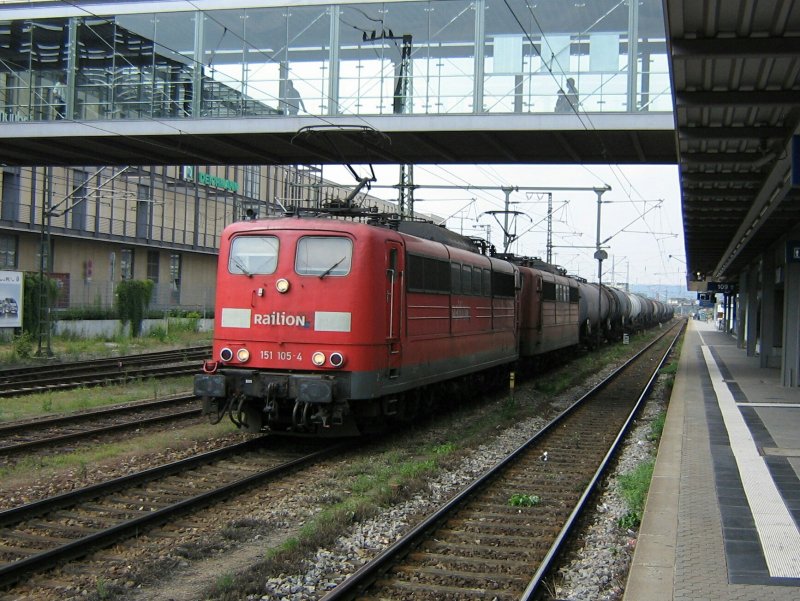 Zwei 151 mit einem Kesselwagenzug am 3.8.2007 in Regensburg.