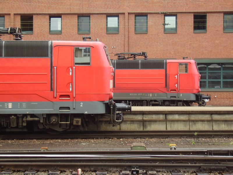 Zwei 181er in Koblenz.Hinten steht die 181 212-2 und vorne die 181 214-8,die darauf wartet den IC436 nach Luxembourg zu bernehmen.Die Aufnahme ist vom Mrz 2007.