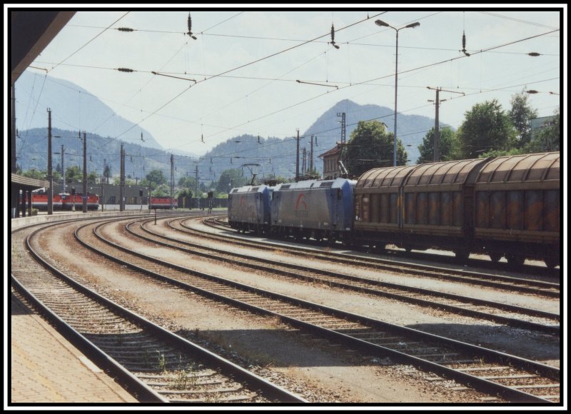 Zwei 185er von TXL bringen den DHL-Zug von Rostock nach Verona, zum Brennerpass. Aufgenommen in Kufstein.