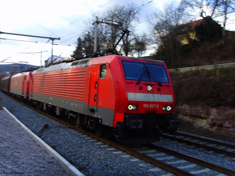 Zwei 189 (vorne die 189 037) mit Gterwagen bei einer Durchfahrt in Jena (nahe Bk Ammerbach) am 14.01.2007 - die Bildwirkung (vorne scharf und Rest verschwommen) war gewollt!!!