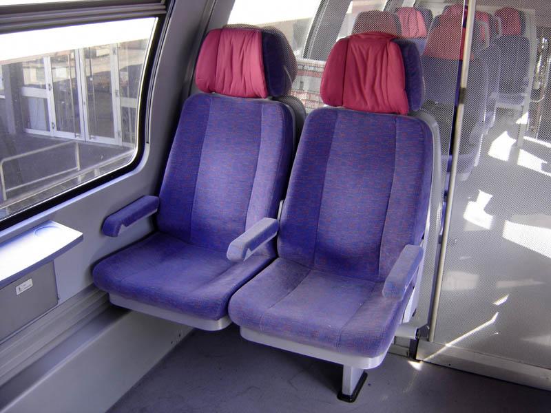 Zwei 1.Klasse Sitze im Oberstock eines Doppelstockwagens der Gattung DABz(756), der am 1.8.05 in einer RB von Mosbach-Neckarelz nach Stuttgart eingereiht war.