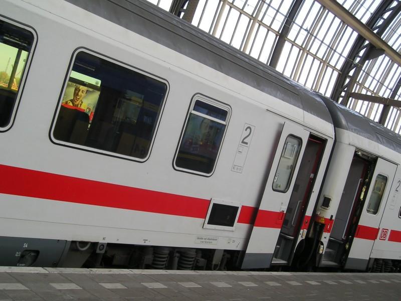 Zwei 2. Klasse-Wagen der DB im Bahnhof von Amsterdam.

Amsterdam, 21.04.2005