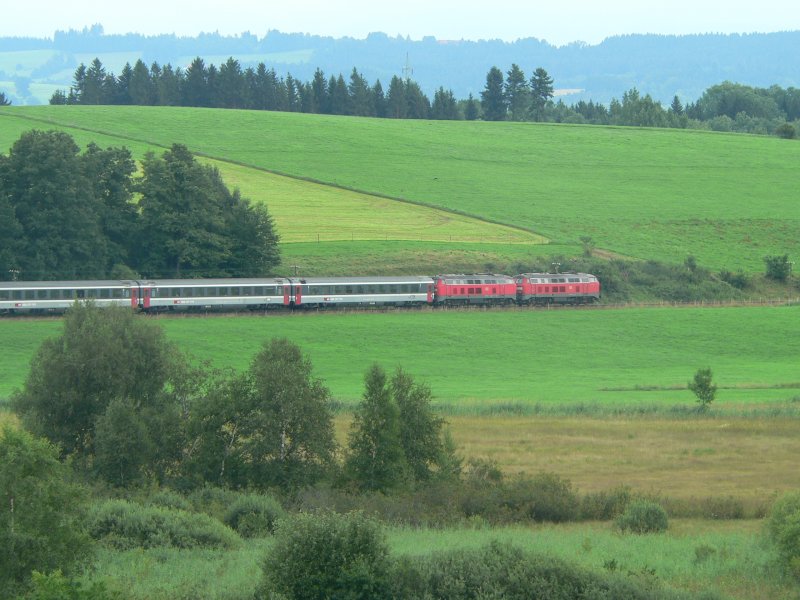 Zwei 218er ziehen einen Eurocity in Richtung Lindau. August 2005, bei Lindau