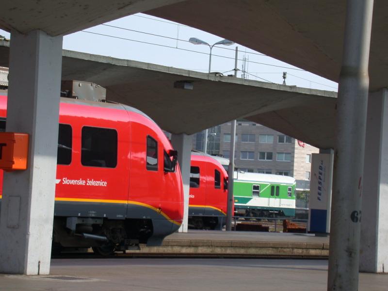 Zwei 312 Desiro und ein Dieseltriebwagen der Reihe 711 im Bahnhof von Ljubljana. (08.10.2001)