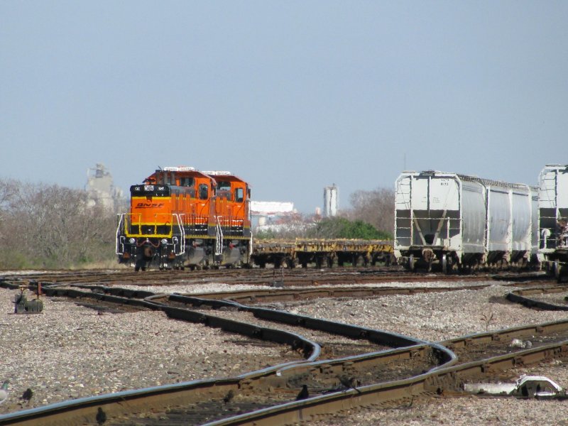 Zwei 3GS21B der BNSF mit einem Gterzug am 18.2.2008 in Galveston (Texas).