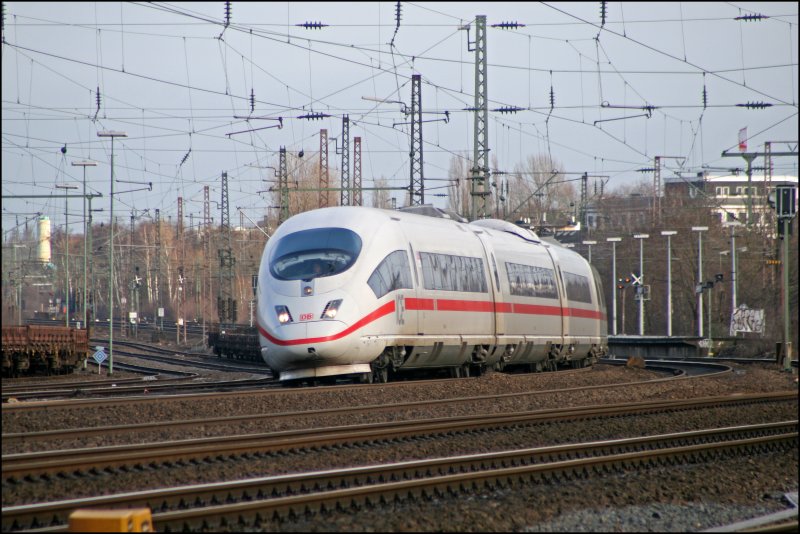 Zwei 403er legen sich bei Bochum-Ehrenfeld als ICE519 nach Mnchen Hbf in die Kurve. (05.01.2008)