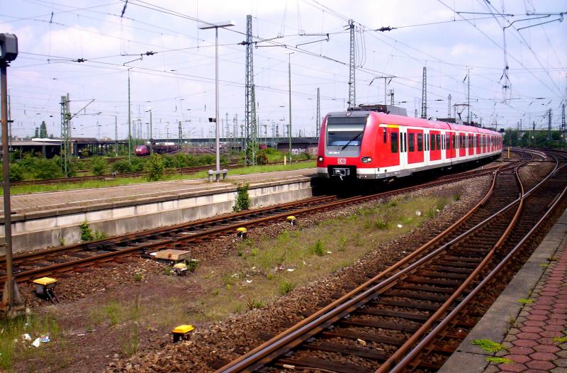 Zwei 423er (S11) bei der einfahrt von Neuss Hbf Richtung Berisch Gladbach �ber Dormagen und K�ln. 15.05.2005