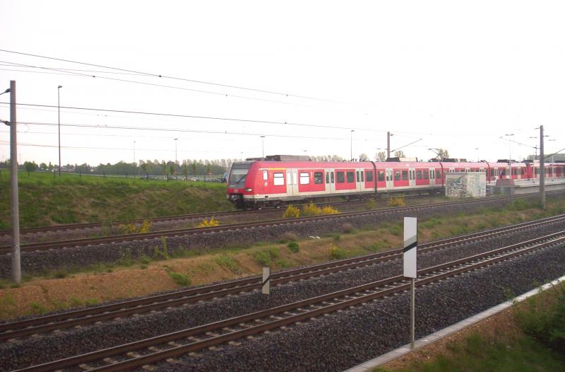Zwei 423er verlassen als S12 von Dren nach Au(sieg) den Bahnhof von Merzenich. 03.05.2005