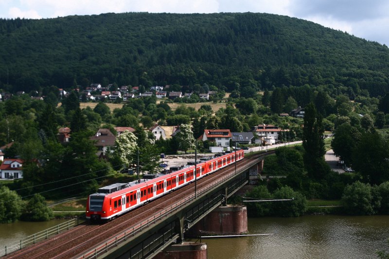 Zwei 425 sind am 14.06.08 auf der lngsten S-Bahnstrecke Deutschlands, der S1 der S-Bahn Rhein Neckar unterwegs. Von Osterburken kommend, verluft die Linie ber Seckach, Mosbach, Eberbach, Heidelberg, Mannheim, Ludwigshafen, Neustadt und Kaiserslautern nach Homburg an der Saar. Die Linie verbindet somit den Odenwald mit der Saar, umfasst rund 50 Stationen und hat eine Fahrtdauer von ber 3 1/2 Stunden. Die Aufnahme entstand bei Neckargemnd Altstadt, wo der Zug noch ber 2 Stunden bis zu seinem Zielbahnhof vor sich hat.