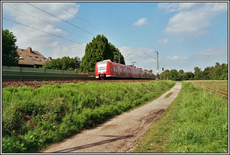 Zwei 425er eilen am 18.05.07 bei Haltern am See als RB52  Haard-Bahn  nach Recklinghausen.