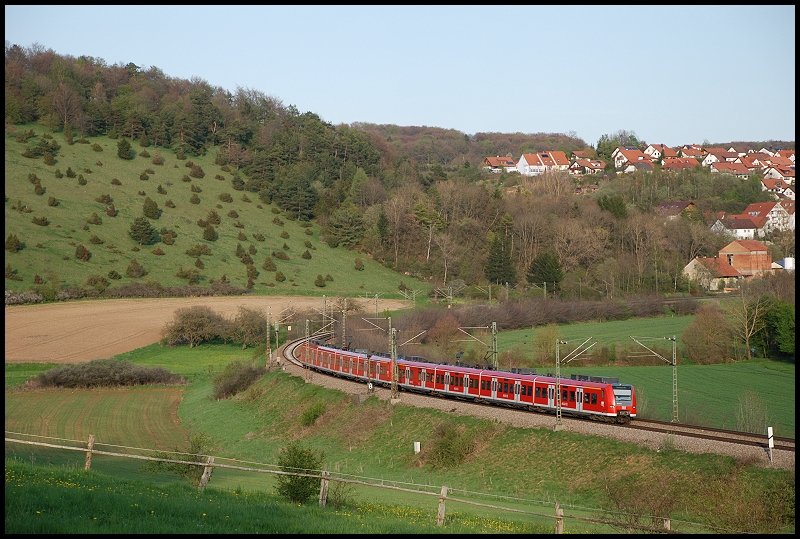 Zwei 425er sind unterwegs nach Stuttgart Hbf. Aufgenommen am 01.Mai 2008 bei Urspring.