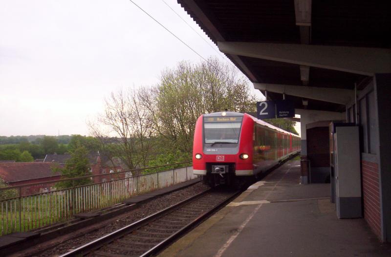 Zwei 426er haben einfahrt in den Bahnhof von Hckelhoven-Baal als RB 33  Rhein-Niers-Bahn  nach Aachen Hbf. 01.05.2005