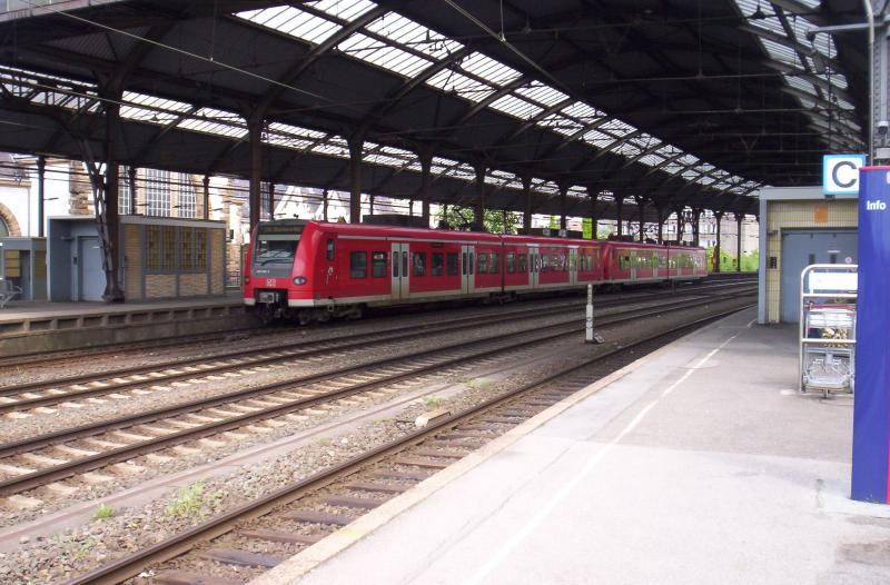 Zwei 426er stehn am 02.05.2005 in Aachen Hbf an Gleis 3 zur Abfahrt nach Duisburg als RB 33  Rhein-Niers-Bahn  bereit.