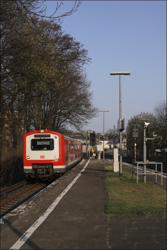 Zwei 472er erreichen als S21 Elbgaustrae die Station Holstenstrae. (11.04.2009)