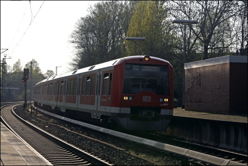 Zwei 474er erreichen als S1 nach Airport/Poppenbttel die Station Hasselbrook. (11.04.2009)
