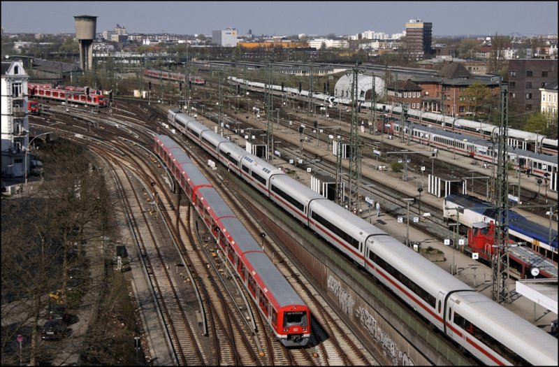 Zwei 474er sind als S3 von Stade nach Pinneberg unterwegs whrend ein Regionalzug mit einer 112er am Zugschluss den Hbf von Altona erreicht. (10.04.2009)