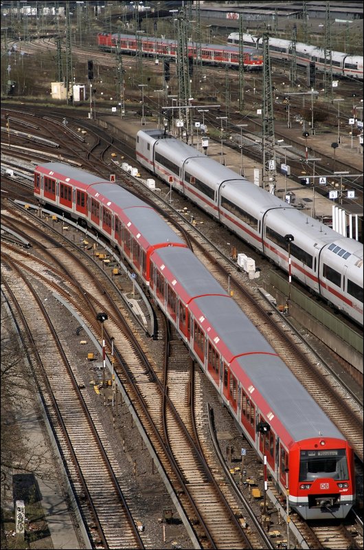 Zwei 474er sind als S3 von Stade nach Pinneberg unterwegs whrend ein Regionalzug mit einer 112er am Zugschluss den Hbf von Altona erreicht. (10.04.2009)

