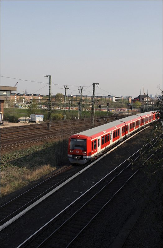 Zwei 474er sind als S3 nach Harburg-Rathaus unterwegs und  verlasen die S-Bahnstation Veddel. (11.04.2009)
