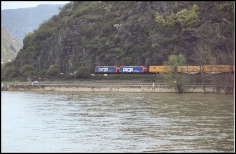Zwei 482er von SBB Cargo befrdern den P&O Containerzug richtung Kln. Hier kurz vor Kestert im Sommer 2006.