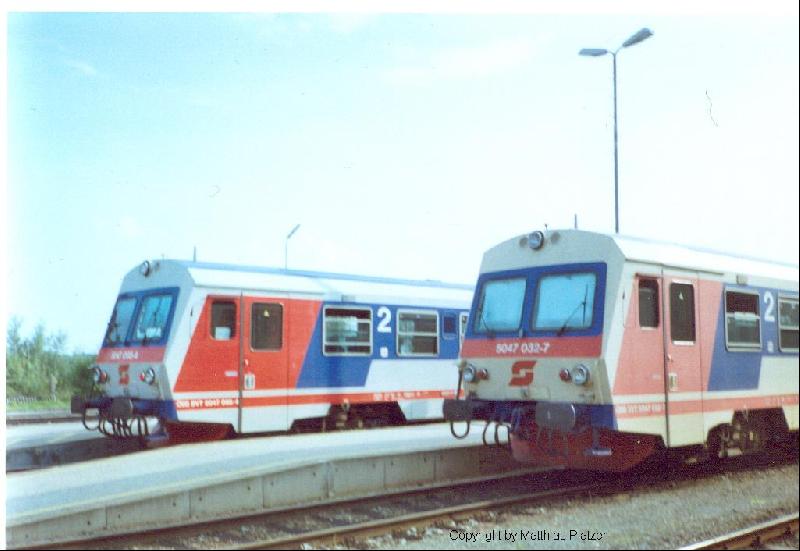 Zwei 5047 im Bahnhof Friedberg.(in alter und neuer Farbgebung)