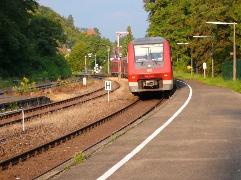 Zwei 611 fahren als IRE nach Basel Bad am 3.8.2007 durch den Bahnhof berlingen Therme