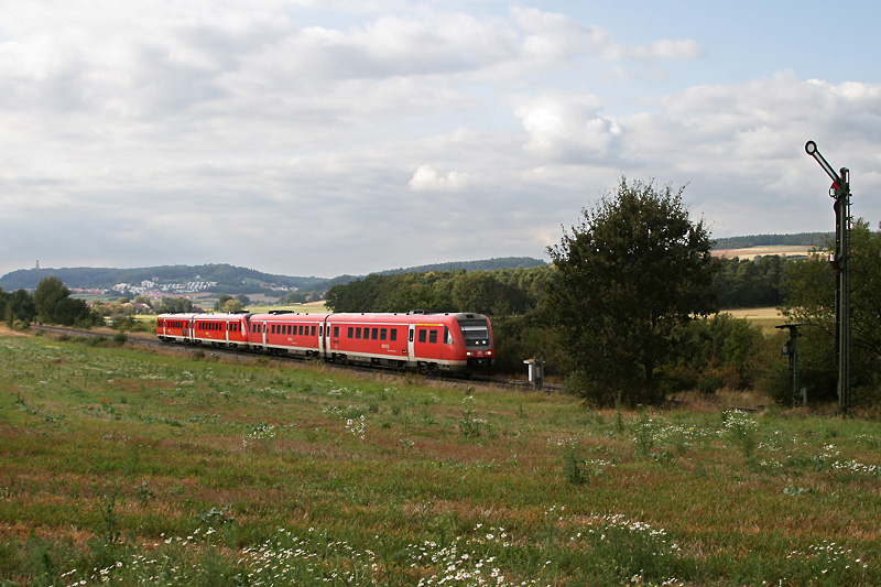 Zwei 612 als RE 3589 am 06.09.2009 am Einfahrsignal von Hiltersdorf.