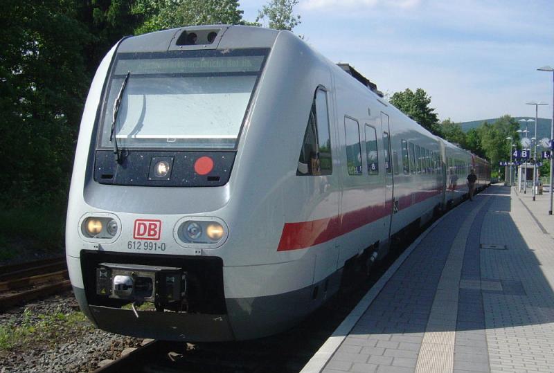 zwei 612.4 (612 491 und 612 472, welcher bereits wieder Rot Lackiert wurde) stehen am 03.06.2005 in Zella-Mehlis und warten auf den SEV aus Grfenroda um anschlieend als RE Erfurt-Wrzburg nach Wrzburg zu fahren. Man beachte die Zugzielanzeige auf welcher steht:  WrzbErfurtWrzbNicht Hof Hb 