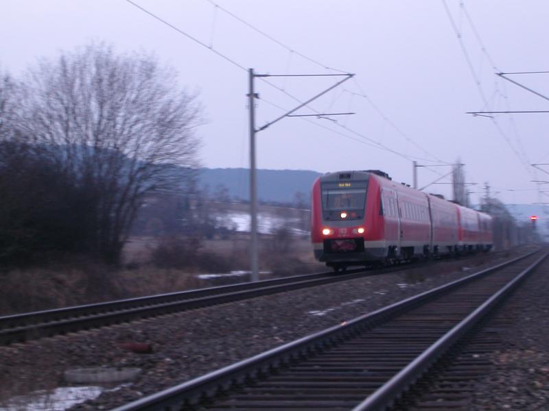 Zwei 612er Garnituren rasen auf den Bahnhof Kps zu. 05.02.2006