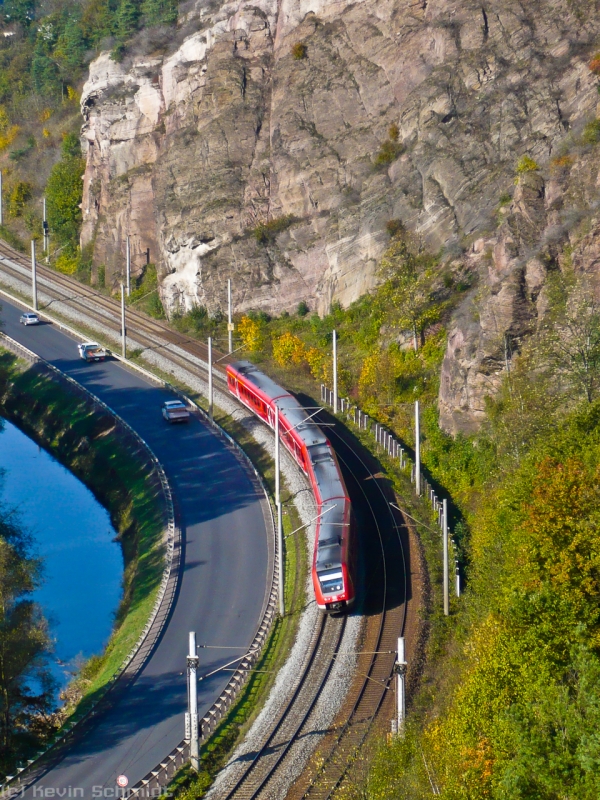 Zwei 612er legen sich kurz hinter Saalfeld (Saale) auf der <a href= https://www.youtube.com/watch?v=DqaBPmjaGNA >Frankenwaldbahn</a> rasant in die Kurve. Die beiden Triebzüge fahren nach Hof und Bayreuth. (20.10.2009)