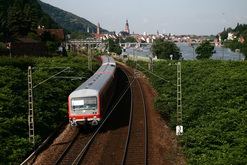 Zwei 628 fahren am 14.06.2008 als Regionalbahn von Heidelberg nach Bad Friedrichshall-Jagstfeld. Die Aufnahme entstand bei Heidelberg Karlstor und zeigt im Hintergrund die Altstadt von Heidelberg.