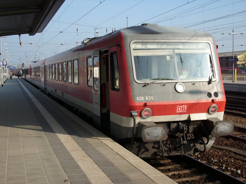 Zwei 628-Triebwagen waren am 12.April 2009 unterwegs nach Szczecin Glowny.628 635 machte den Schlu als ich beide Triebwagen in Angermnde fotografierte.