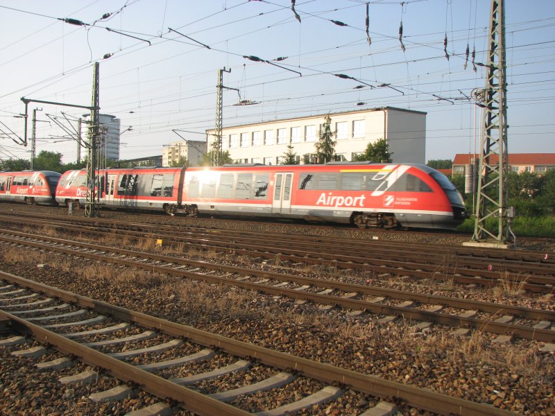 Zwei 642er von Zittau komment legen sich in die Kurve zum Dresdner-HBF.Ich hoffe es st�rt die Sonnenspiegelung nicht war mal ein Versuch.05.06.07