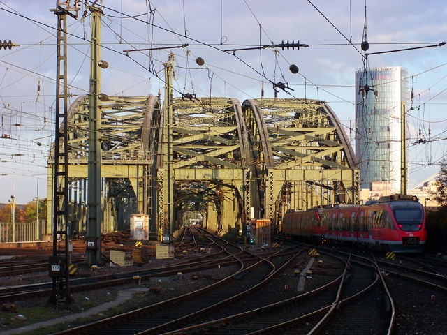 Zwei 643er befahren gerade die Rheinbr�cke am K�lner Hauptbahnhof. Aufgenommen am 25.10.2009
