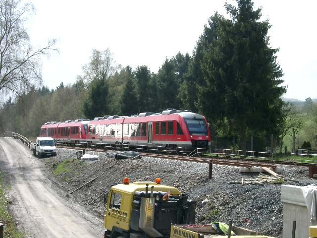 Zwei 648er in Richtung Arnsberg. Fahren auf dem anderen Gleis, wegen Brckenarbeiten.