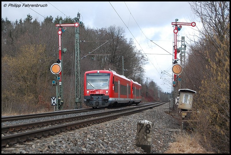 Zwei 650er sind am 02.02.08 unterwegs als RE 22535 von Ellwangen nach Ulm Hbf, aufgenommen an der Doppelformsignaleinfahrt des Goldshfer Regionalbahnhofs.