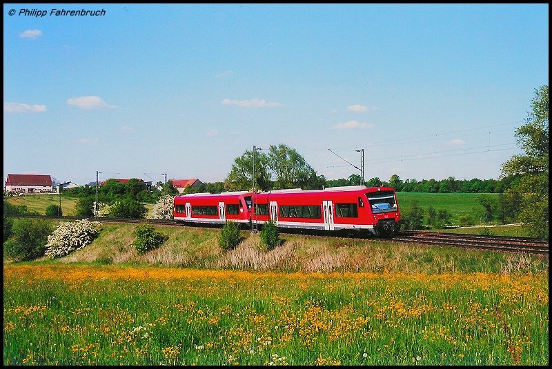Zwei 650er sind an einem Nachmittag im Mai 2007 als RegionalExpress nach Ulm Hbf unterwegs, hier bei Aalen-Oberalfingen aufgenommen. Es handelt sich hierbei um eine eingescannte, analoge Aufnahme. Fotoapperat: Canon Eos 500.