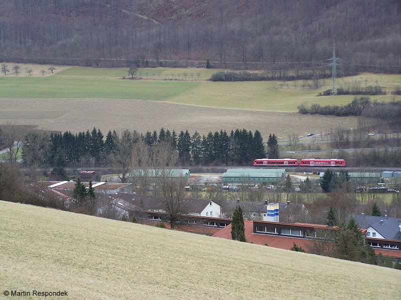 Zwei 650er sind auf der Fahrt von Ulm Hbf nach Crailsheim. Hier verlassen sie gerade Oberkochen. Aufgenommen am 05.Februar 2008.