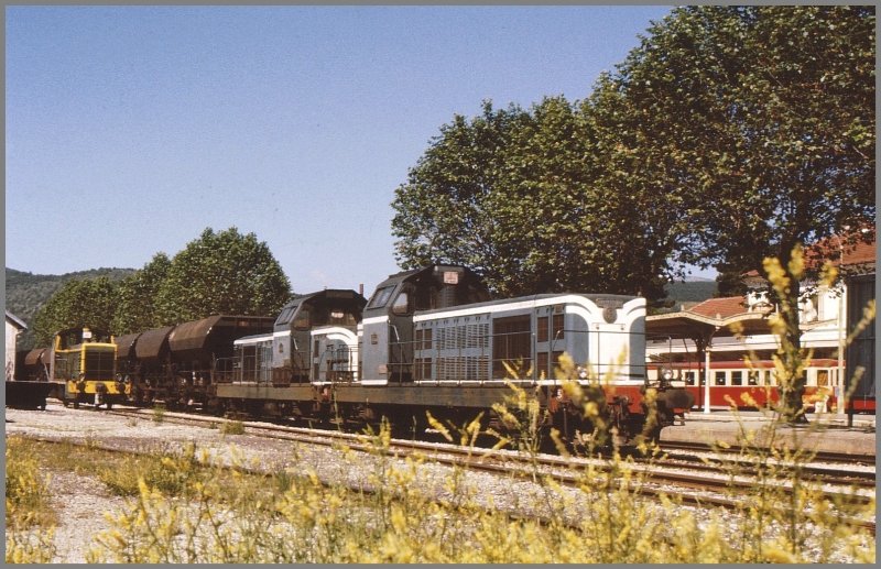 Zwei 66000er Dieselloks mit einem Schotterzug in Veynes-Devoluy. (Archiv 06/77)