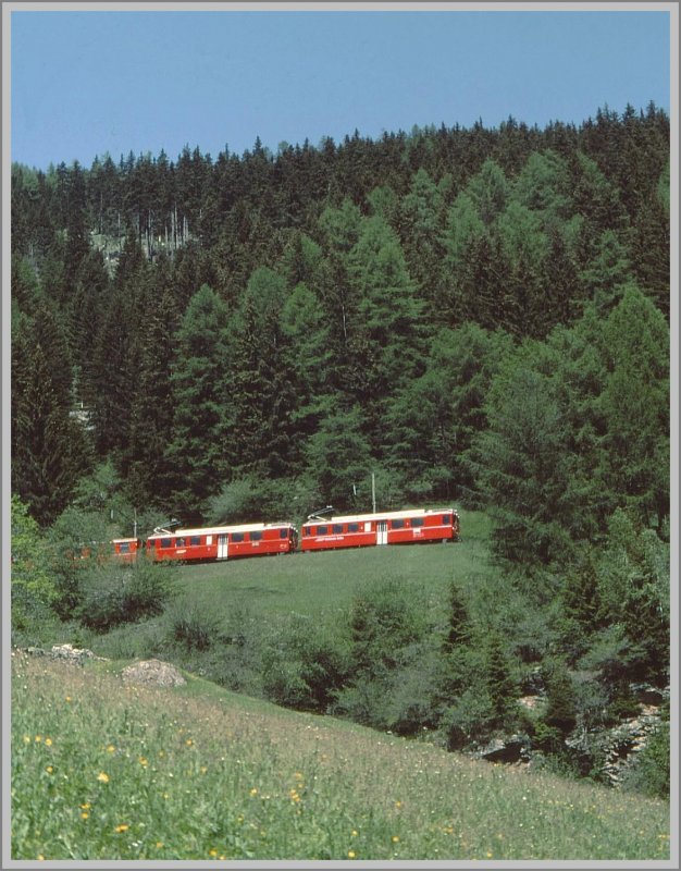 Zwei ABe 4/4 bringen den BerninaExpress durch die Serpentinen bei Cadera talwrts. (Archiv 06/83)