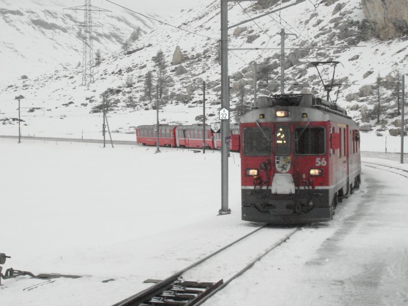 Zwei ABe 4/4 fahren am 1.1.2007 mit dem Bernina-Express bei der Station Bernina Lagalp vorbei.