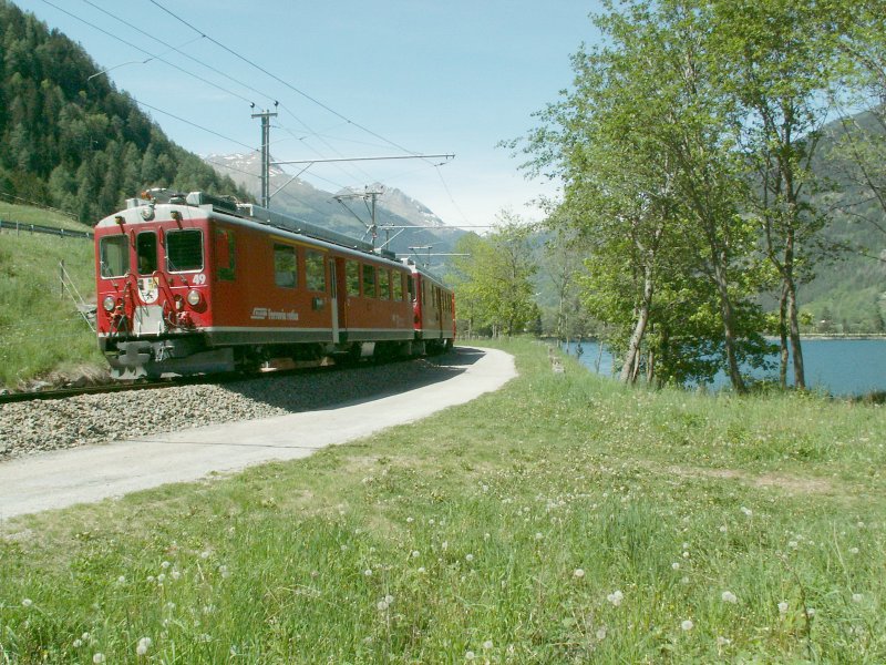 Zwei ABe 4/4 mit einem Regionalzug nach Tirano am Lago di Poschiavo bei Le Prese.10.05.07