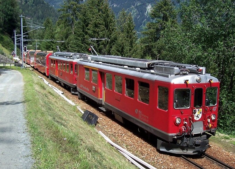 Zwei ABe 4/4, vorn Nr.47, mit Panoramawagen-Zug  am 11.07.2007 zwischen Cadera und Cavaglia, der Zug erklimmt hier auf 17 km zwischen Poschiavo und Alp Grm 1077 Hhenmeter in Serpentinen, der Wanderweg ist nur etwa 11 km lang.