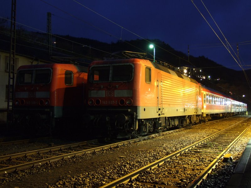 Zwei abgestellt Wagenpaare die am Wochende nicht bentigt werden am Morgen des 06.12.08 in Bingen Hbf links 143 568 und rechts 143 837