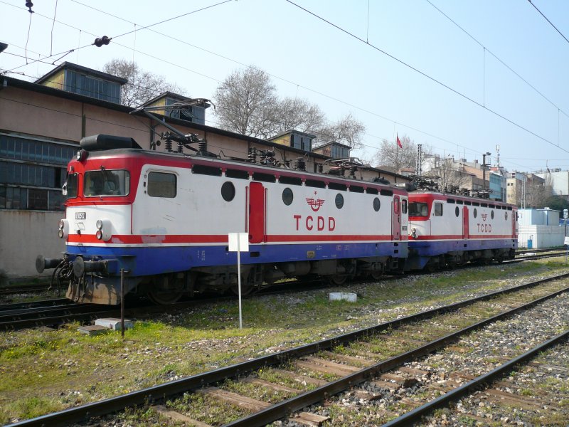 Zwei abgestellte E52 am 8.4.2009 im Bahnhof Sirkeci. Im Hintergrund ist eine etwas vergammelte Lokhalle, die aber glaube ich noch genutzt wird.