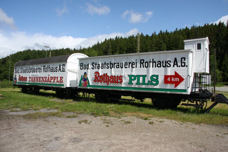 Zwei abgestellte G�terwagen der Bad. Staatsbrauerei Rothaus A.G. stehen in Seebrugg (Endbahnhof der Strecke Titisee - Seebrugg)fotgrafiert am 11.06.2009. 
