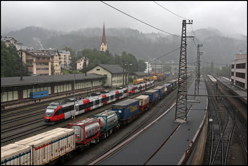 Zwei abgestellte TALENTe und ein KLV-Zug von Lokomotion stehen in Kufstein. (04.08.2009)